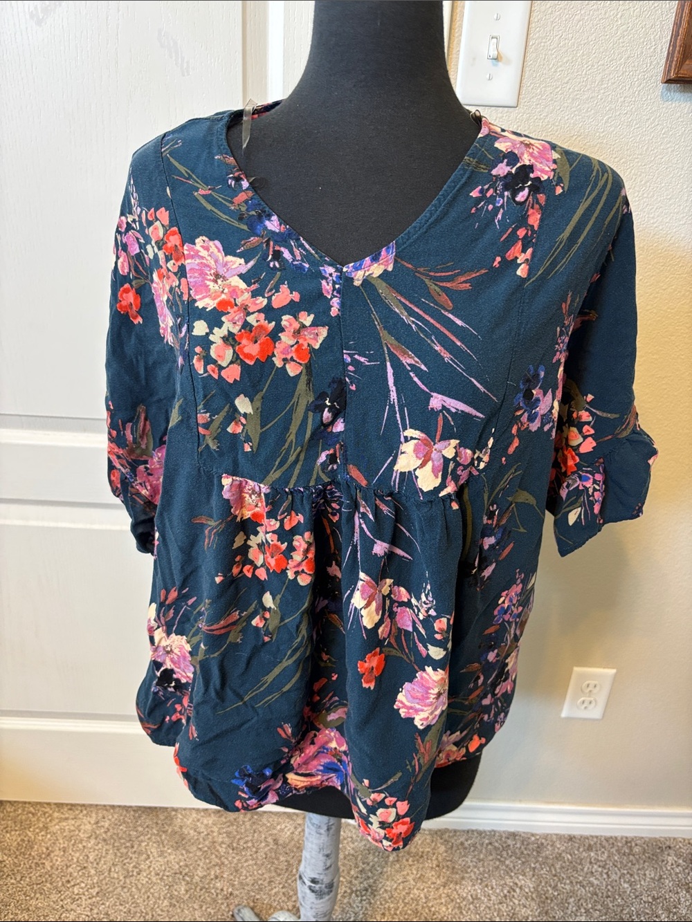 ANDREE BY UNIT Navy Floral Peasant Top